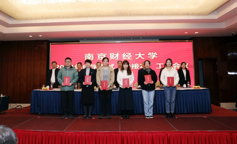 3.“先进个人”上台领奖(1).jpg